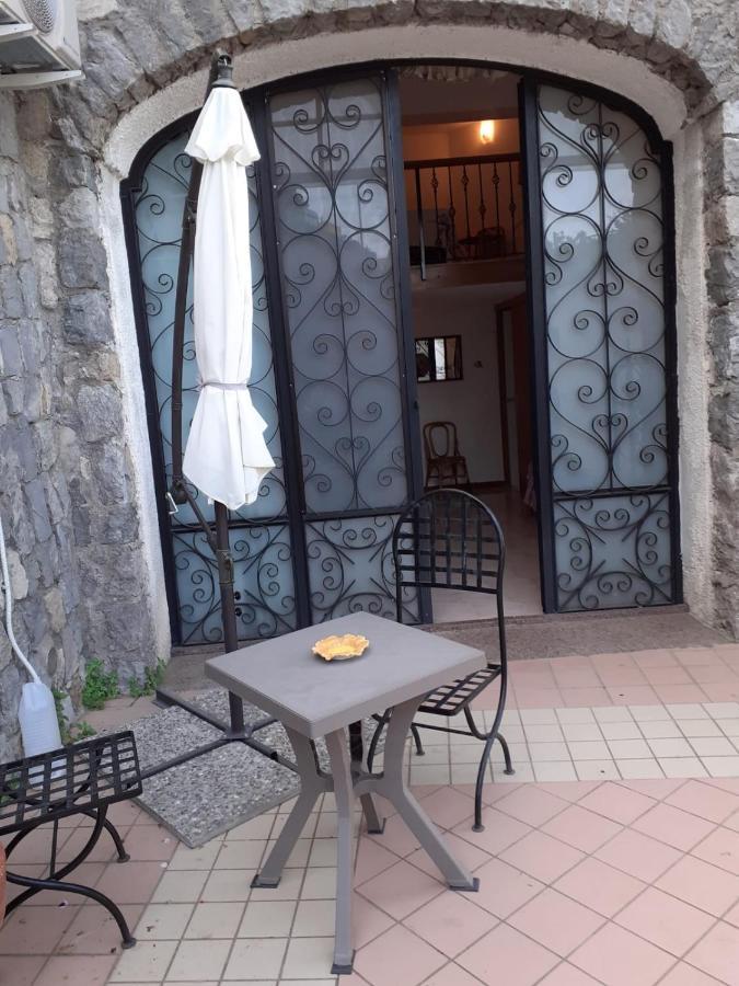 Bed and Breakfast La Dacia Di Gina Равелло Экстерьер фото